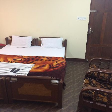 Hotel Green Land Бангалор Екстериор снимка