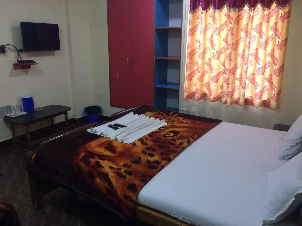 Hotel Green Land Бангалор Екстериор снимка